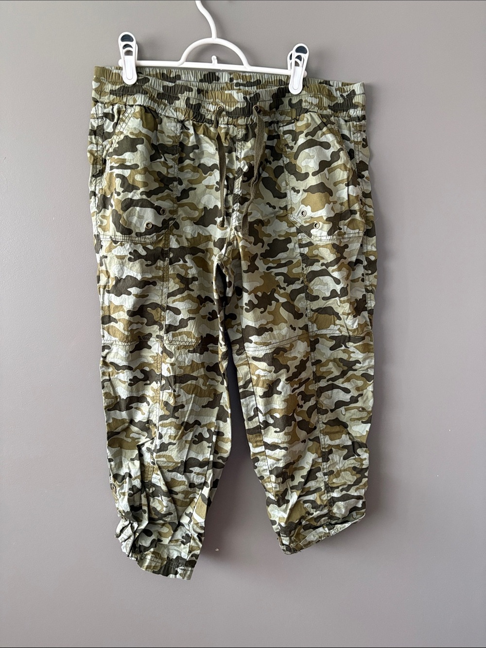 Women’s Camouflage Cargo Capris - Olive Camo
